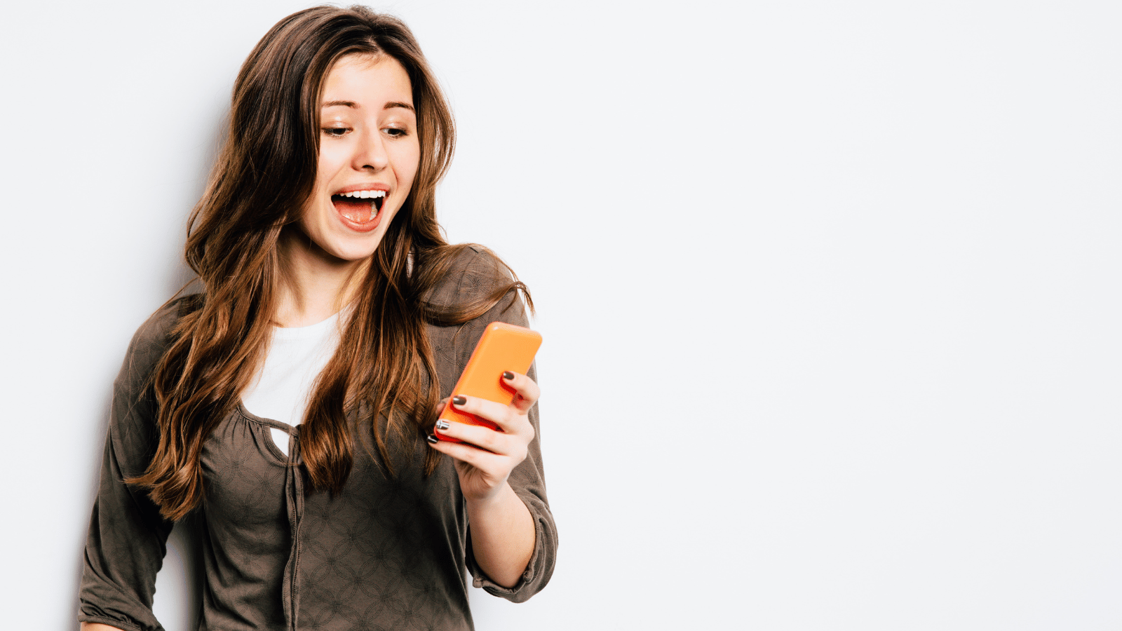 8 PSIHOLOŠKIH TRIKOVA DA ONA TEBI PRVA POŠALJE PORUKU